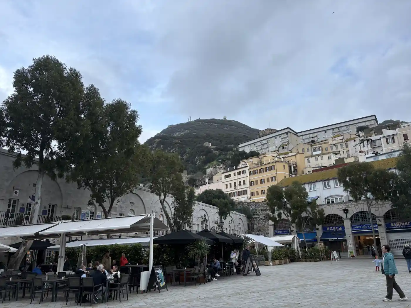 Grand Casemates Square in Gibraltar mit Cafés und dem Felsen von Gibraltar im Hintergrund
