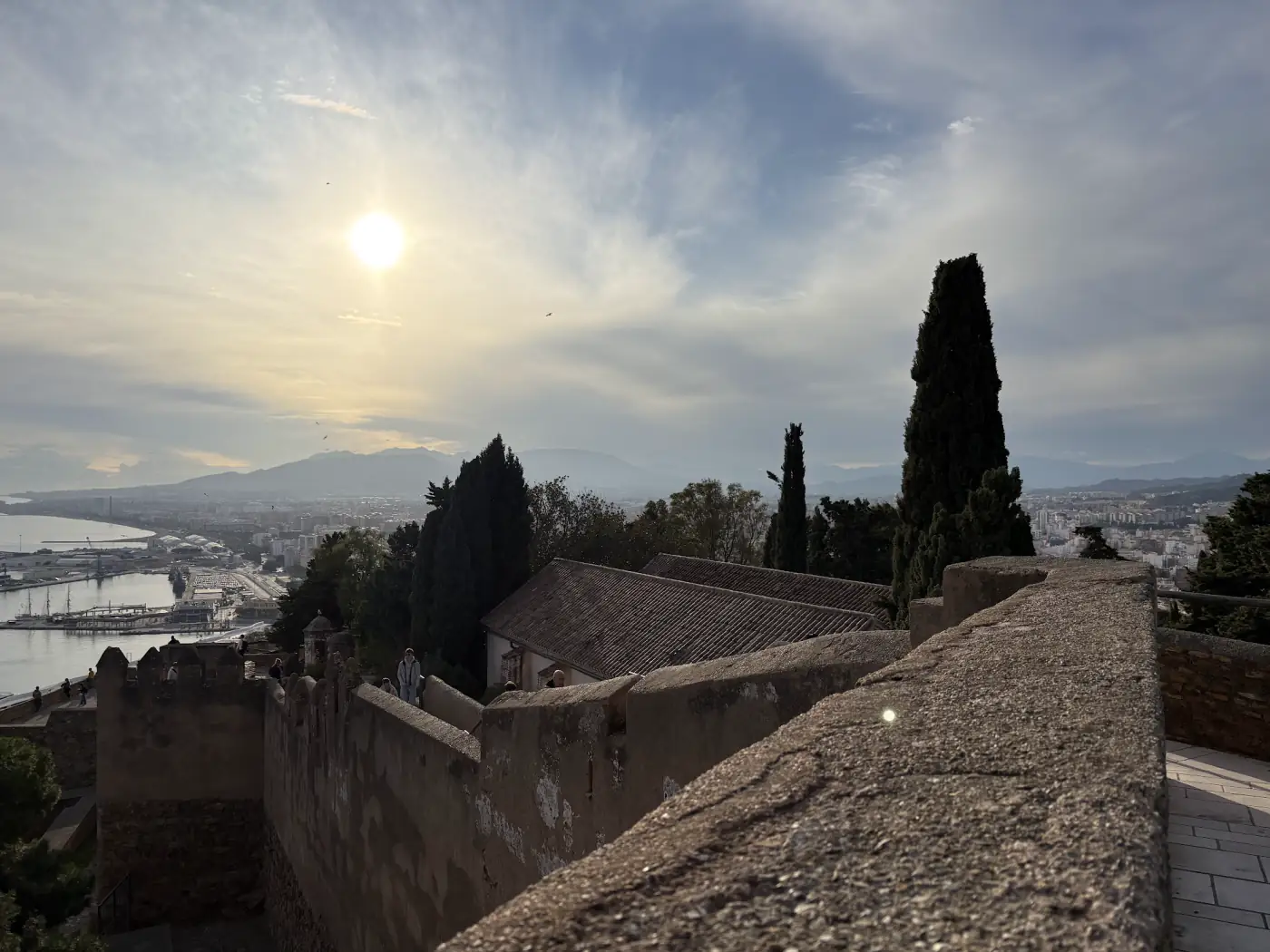 Blick von der Festung Gibralfaro über Málaga, den Hafen und das Mittelmeer bei Abendsonne