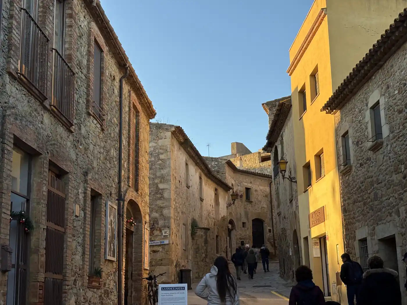Gasse in der mittelalterlichen Altstadt von Pals an der Costa Brava mit Natursteinhäusern und Torbogen