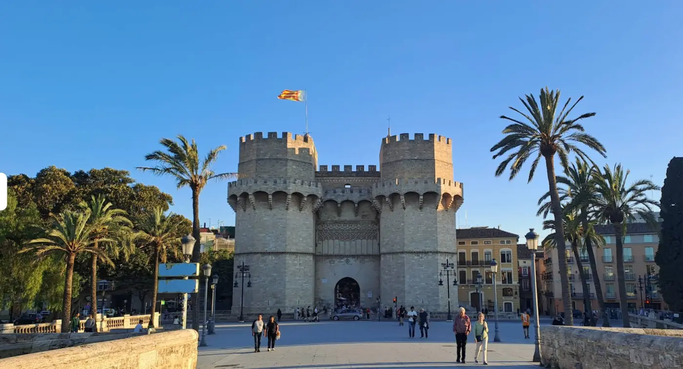 Die mittelalterlichen Torres de Serranos in Valencia mit Palmen im Vordergrund
