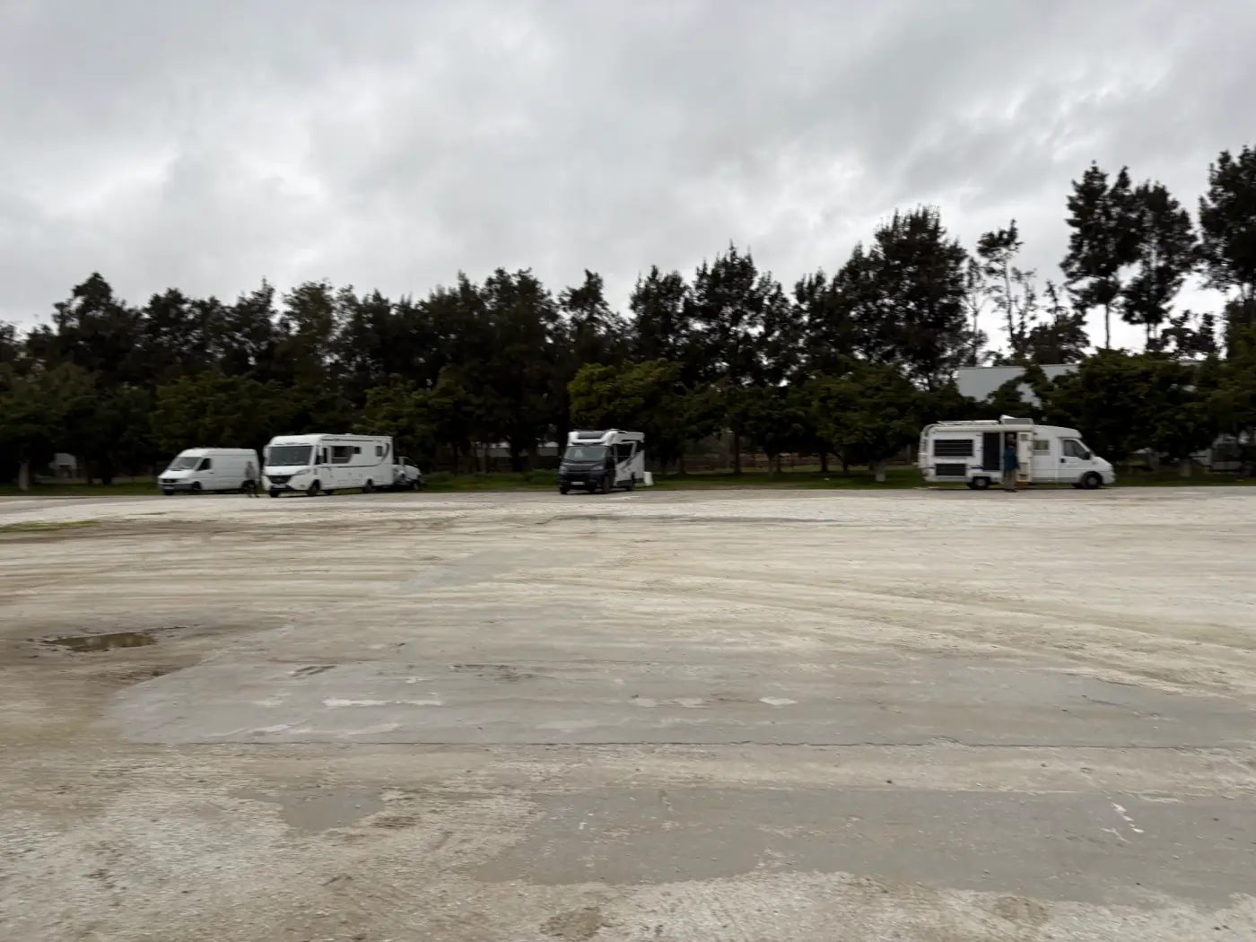 Großer öffentlicher Parkplatz in Andalusien, auf dem mehrere Wohnmobile frei stehen