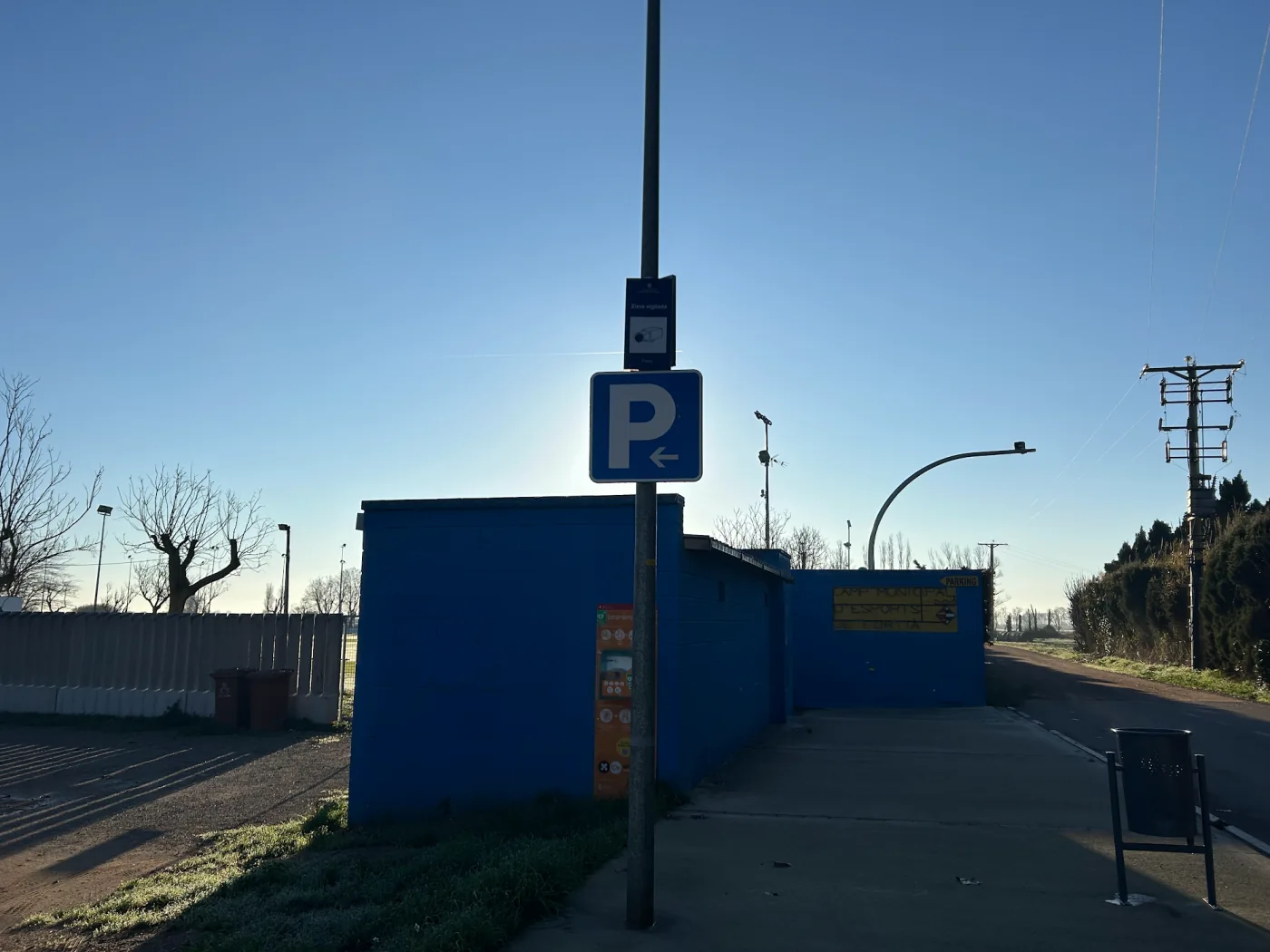 Offizielles Parkplatzschild an einem kommunalen Parkplatz in Katalonien mit Hinweis auf Videoüberwachung