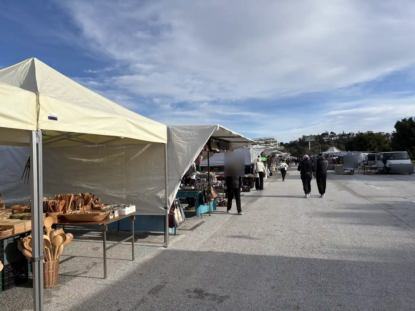 Wochenmarkt mit Ständen auf einem großen Parkplatz an der spanischen Südküste, der unter der Woche von Wohnmobilen genutzt wird