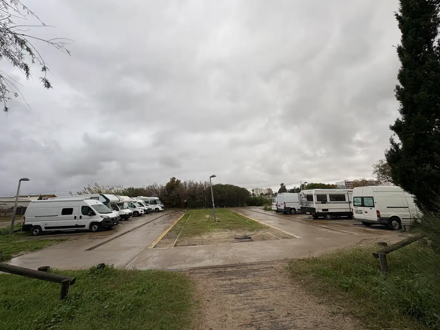 Wohnmobile auf einem befestigten Stellplatz am Stadtrand in Spanien