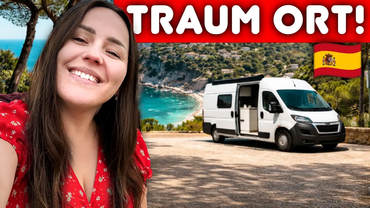 Lara von Lehmann Vlogs vor unserem weißen Kastenwagen an einer Bucht der Costa Brava in Spanien
