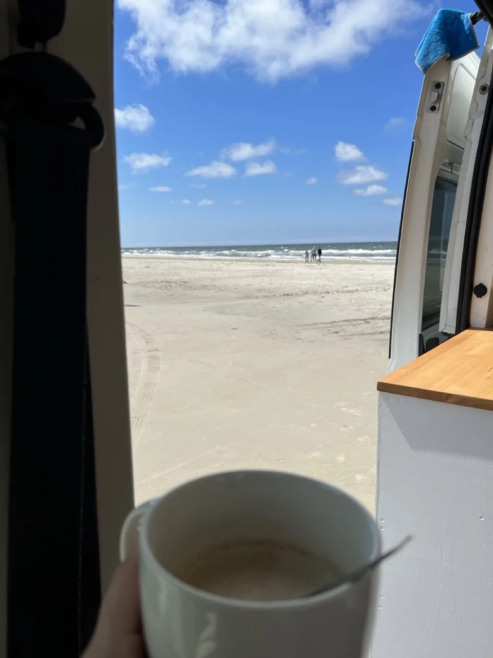 Ausblick aus dem Wohnmobil mit Kaffee direkt am Vejers Strand