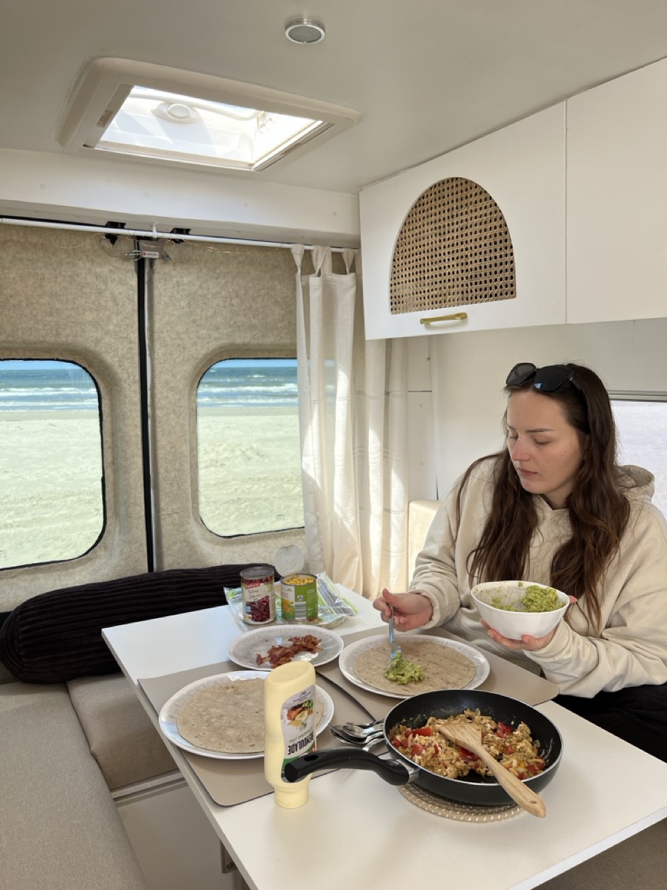Essen im Camper mit Meerblick am Vejers Strand