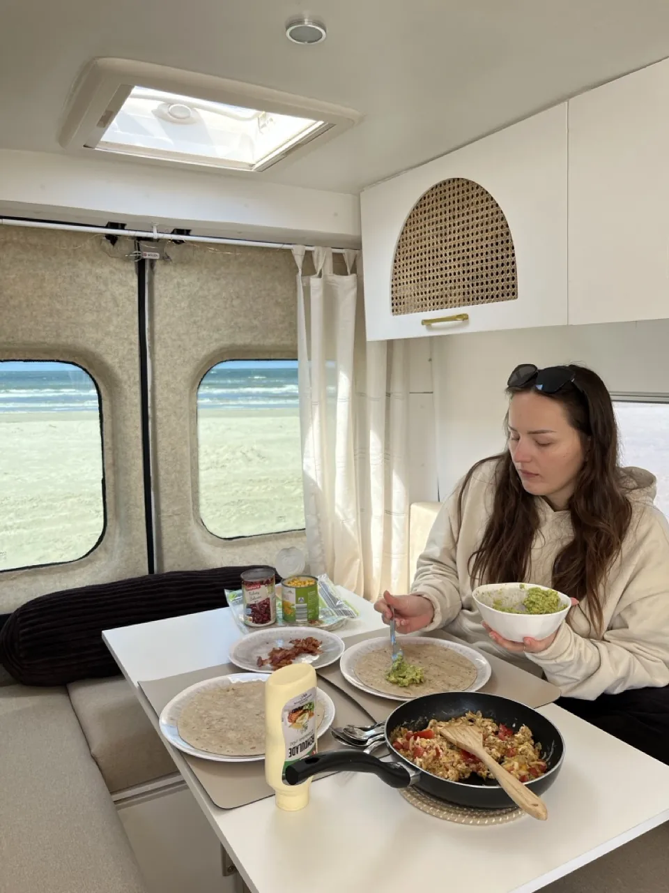 Essen im Camper mit Meerblick am Vejers Strand