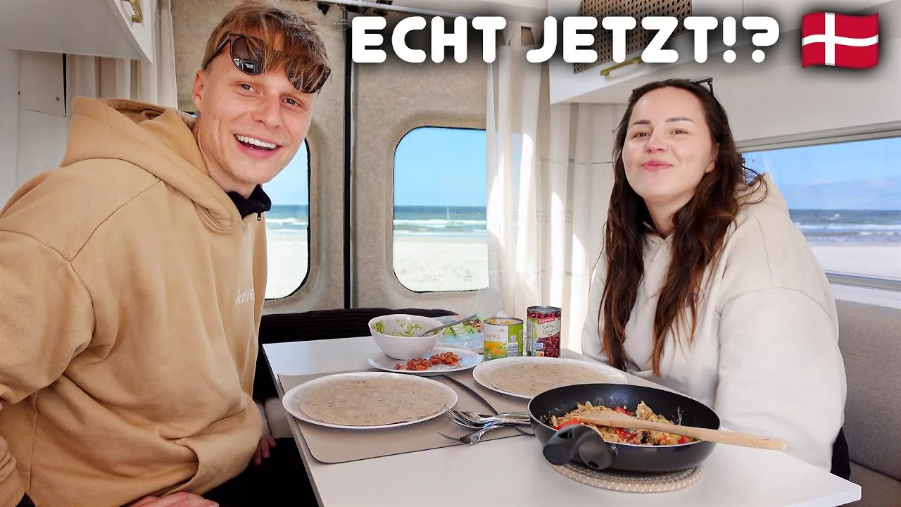 Mark und Lara von Lehmann Vlogs beim Essen im Camper, durch die Fenster der Sandstrand und die Nordsee